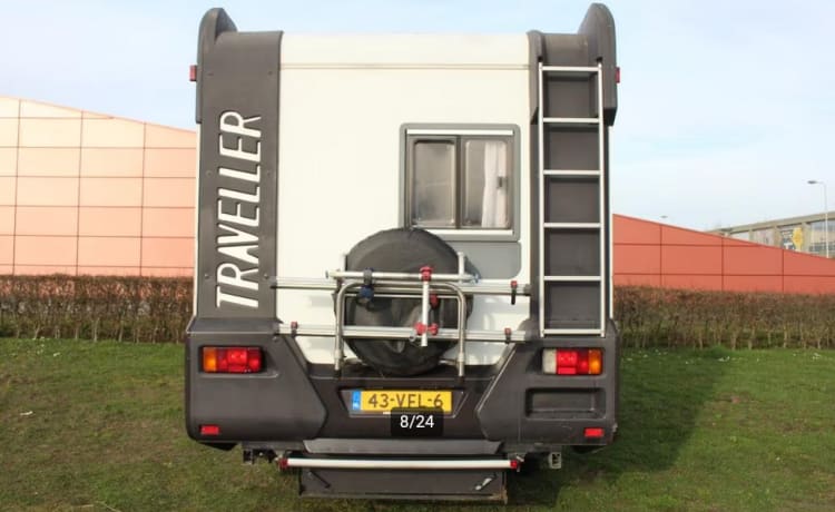 Sleek KNAUS Traveler 4p, 5.5m and double air conditioning!