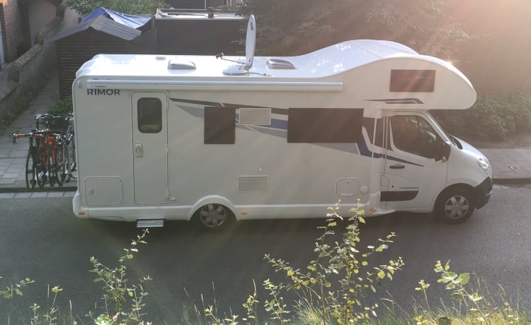 Leuke gezins camper Rimor KATAMARANO te huur...