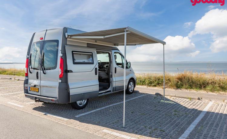 Beau camping-car compact de 2010