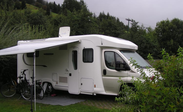 Fleurette Florium – Ruime 4p Fleurette  Half-Integraal uit 2013 op basis van een Fiat Ducato.