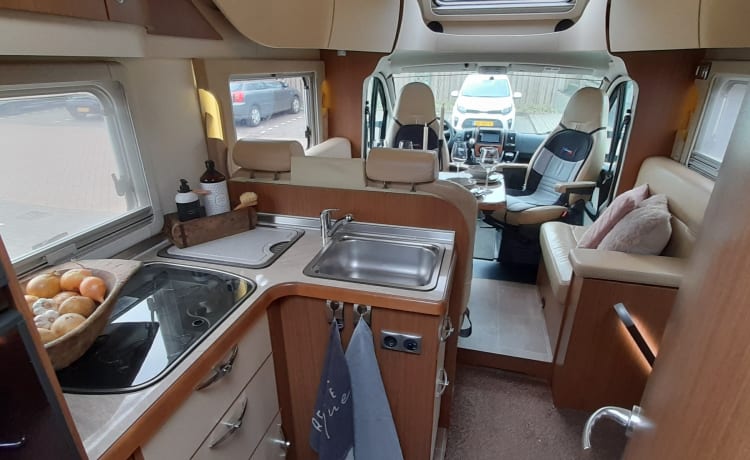 Luxury motorhome 4 persons automatic.