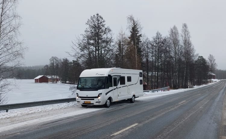 Lady Woodpecker – Camping-car familial de luxe pour 5 personnes avec lits superposés et lit escamotable pour 2 personnes.