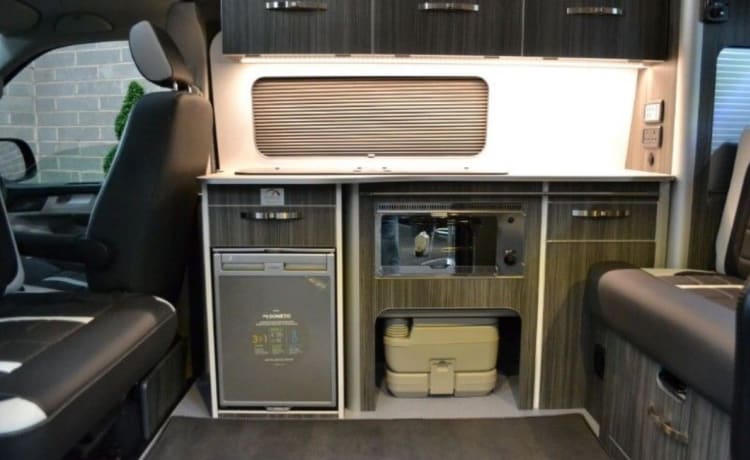 Camper di lusso VW T5 Sportline con pannello solare da 160 W.