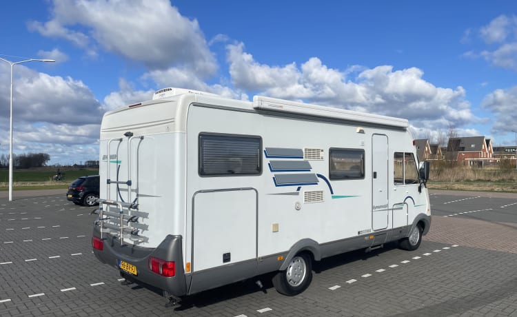 Magnifique garage XXL pour camping-car intégral Hymer B644 6 personnes