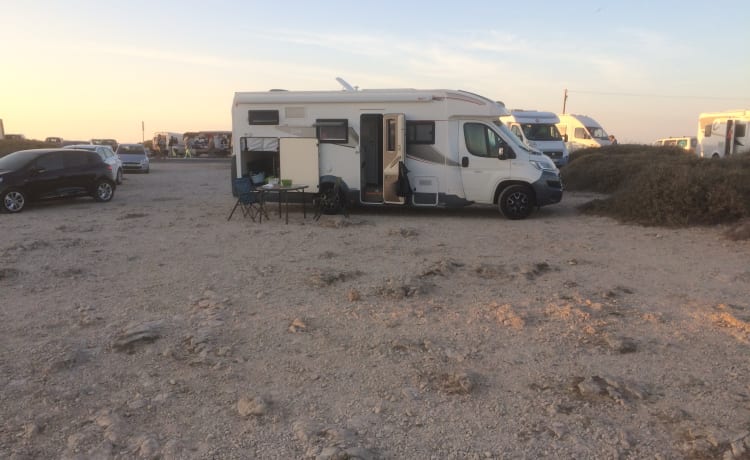 Camping-car familial attendant que la famille découvre l'Europe ensemble