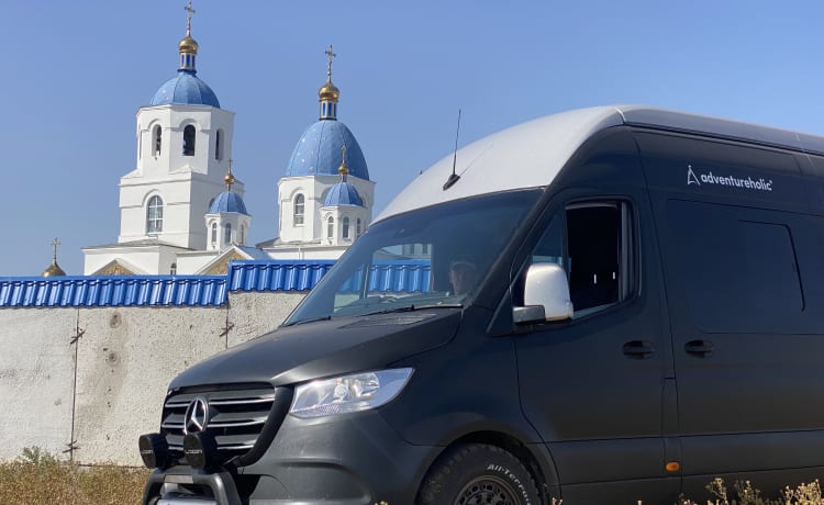 Avandra  – Avonturenbusje met garage, 4 zitplaatsen met gordel, tent en dakbed met 2 slaapplaatsen. 