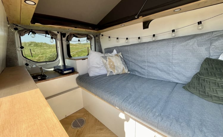 Camper Ford accogliente e compatto, off-grid