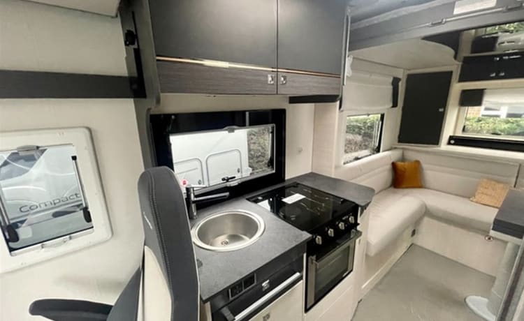 Amelia  – Als nieuwe, 4-persoons, moderne camper, met achterlounge