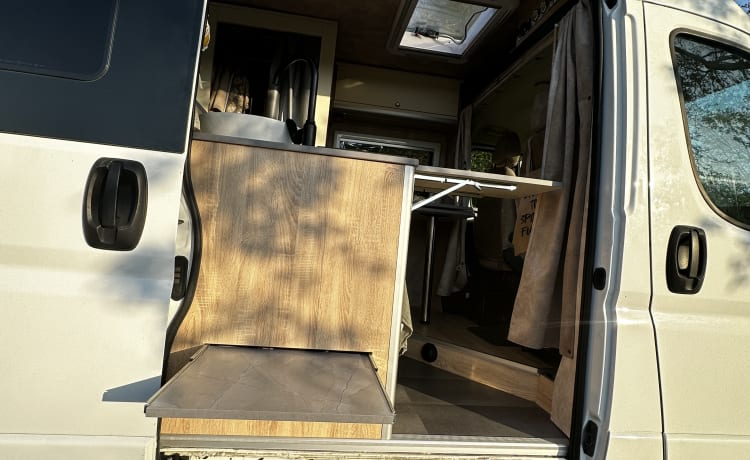 Bowie – Attractive, luxurious, off-grid campervan (incl. all-risk insurance)
