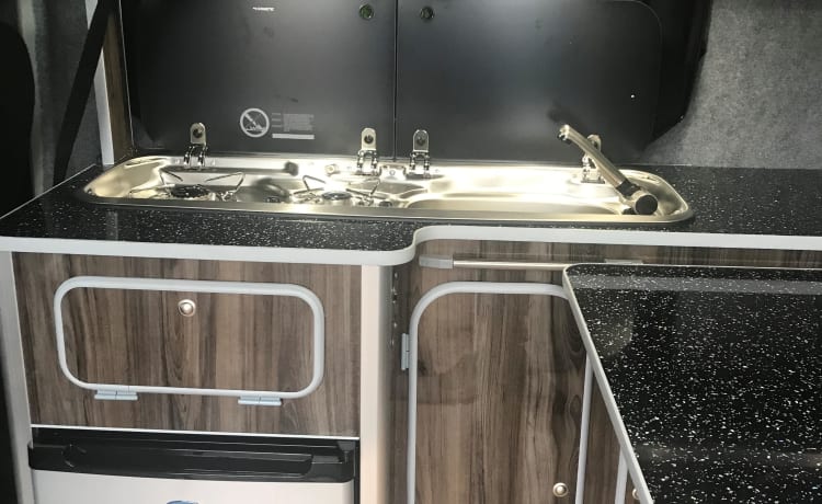 Apollo – Camper 4 posti letto (possibilità di upgrade a 6 posti letto con tendalino Drive away)