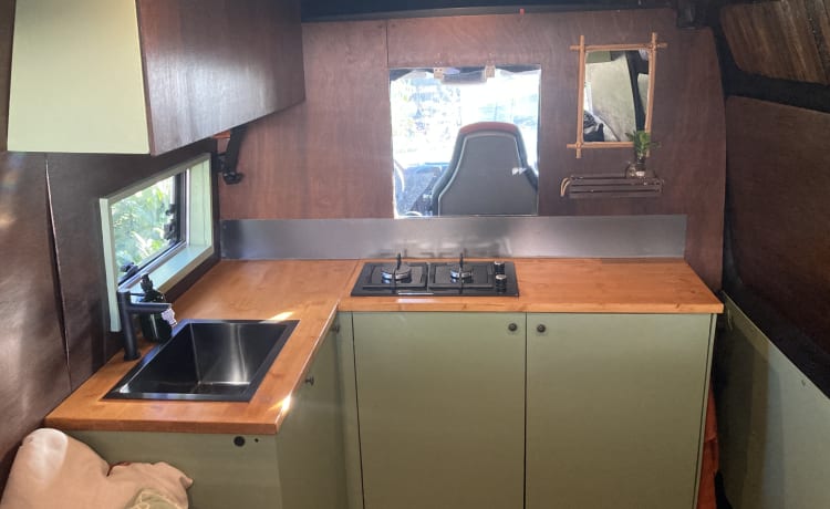 Ed – Stylish self-built camper L3H2