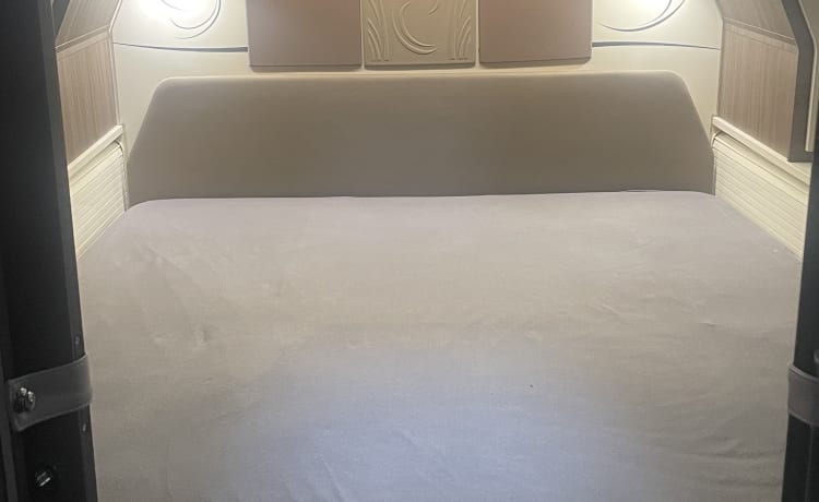 Calimero  – Carat Luxuscamper für 4 Personen mit Festbett