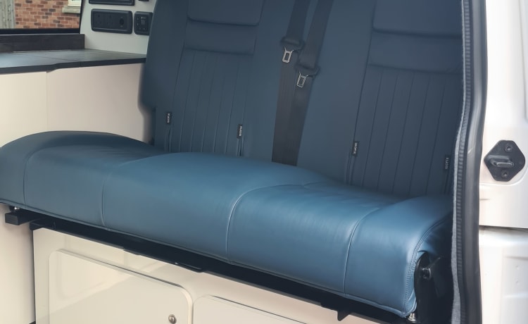 Fahren Sie „The Falcon“ – unseren T6.1 VW-Wohnmobil mit 4 Schlafplätzen