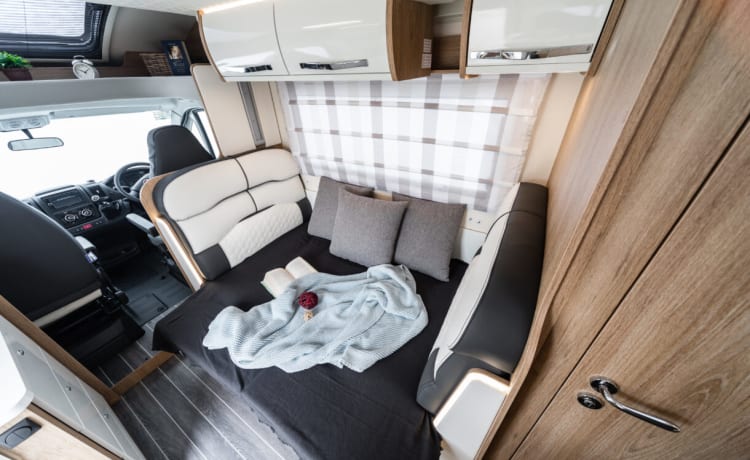 AutoRoller 747 – Segui Frank Campers - Camper di lusso con 6 posti letto