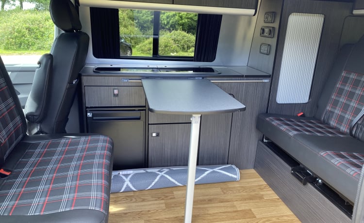 Poppy – 4 berth Volkswagen campervan from 2020