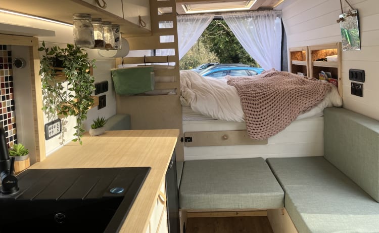 Ada – Spacieux et beau camping-car sur mesure 3 couchages  