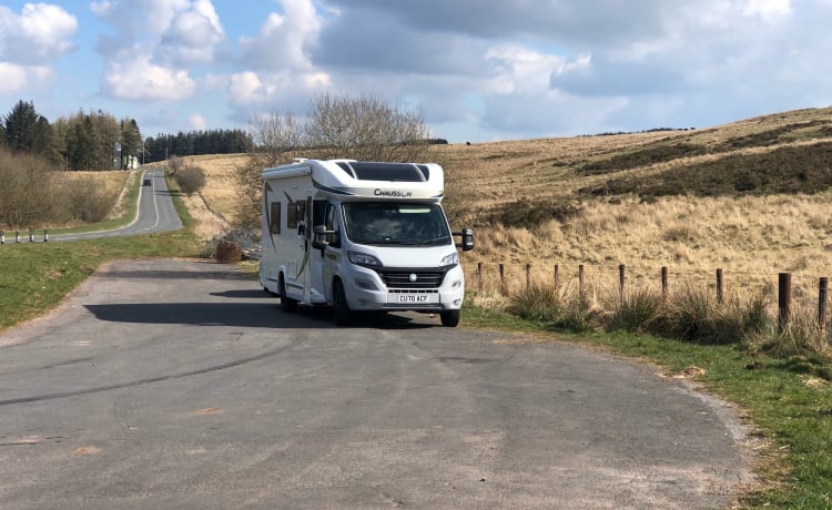 Amelia  – Neuwertiges, modernes Wohnmobil mit 4 Schlafplätzen und Lounge im Heck