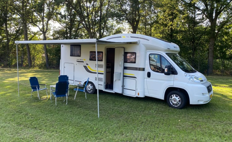 Mooie 4 persoons half-intergraal camper