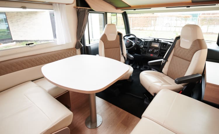 Geräumiger Integralcamper für 5 Personen