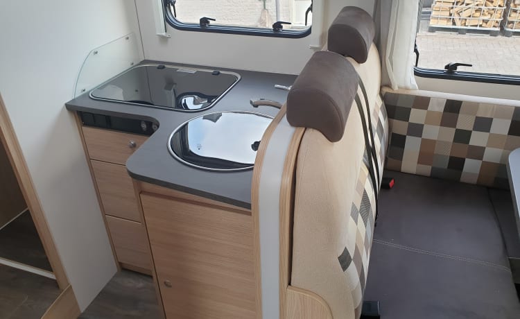 Luxe Sunlight  – Beautiful richly equipped Camper, very fresh and very young.