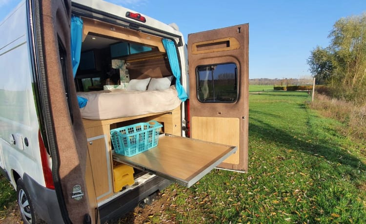 Cozy, very complete bus camper