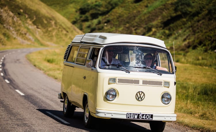 Daisy – Uno splendido camper classico VW a noleggio, con sede nel sud-ovest della Scozia