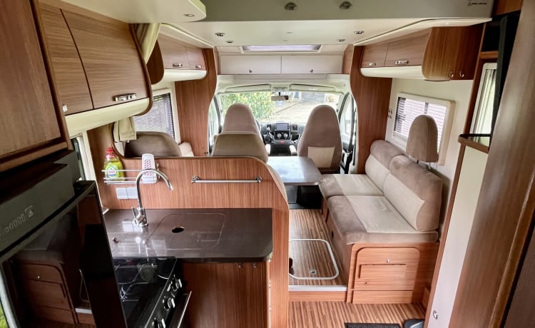 Adria Matrix 680 SP Halbintegralcamper für 5 Personen