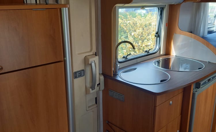 Ford – Hymer for rent, beautiful complete camper with length beds!!