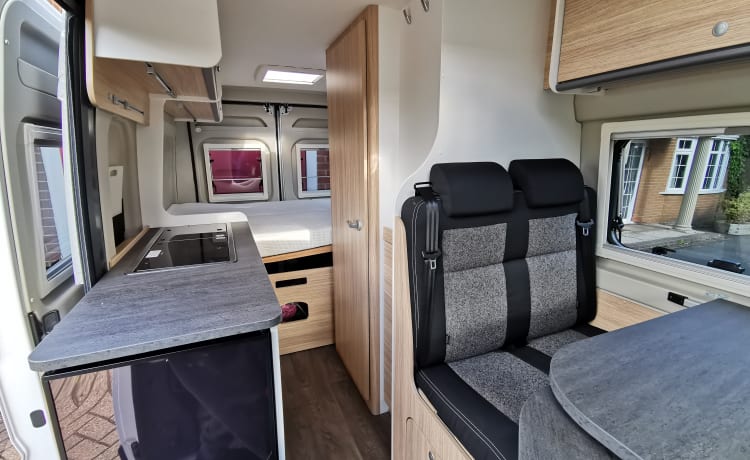 Sunlight Cliff 600 Wohnmobil mit 3 Schlafplätzen und festem Bett