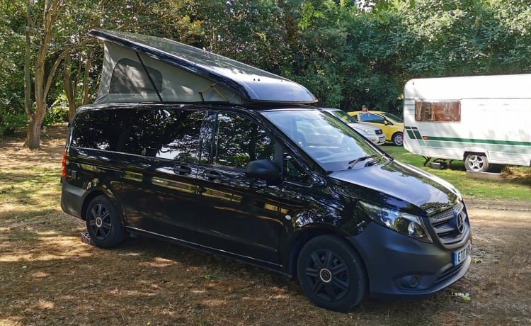 Mercedes Campervan mit Aufstelldach mit großer Küche + Toilette