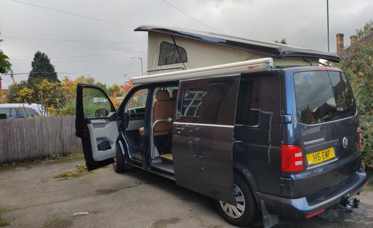 VW Camper mit 4 Schlafplätzen