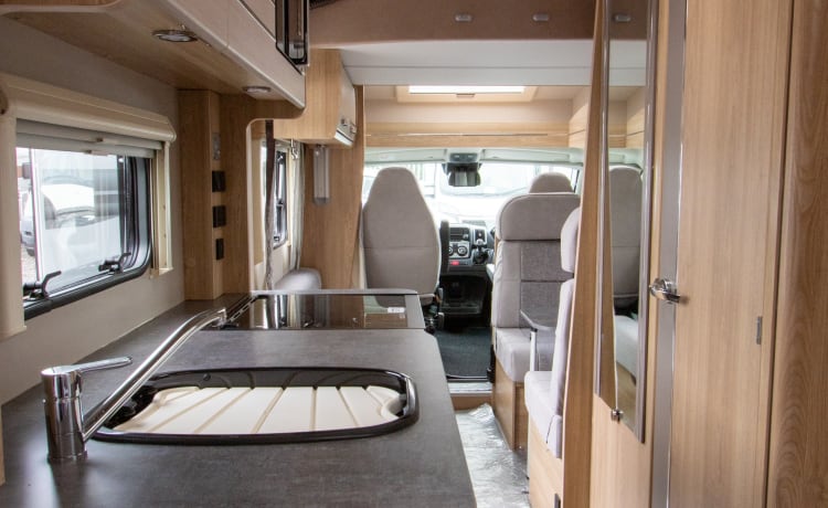 Luxe voor twee, comfort voor 4, knus voor 6; een mooie bijna nieuwe camper,