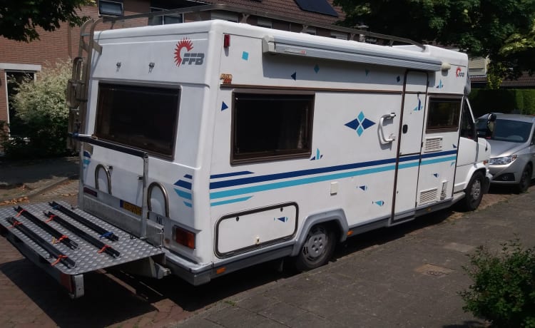 Ruime sterke camper: vast bed, grote drager (ook evt motor), dakdragers