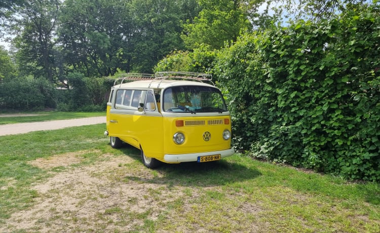 2p Volkswagen campervan uit 1979