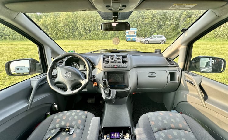 #ExplorerBuzzs – MB Vito 4x4 Wohnmobil für 4 Personen (2009)