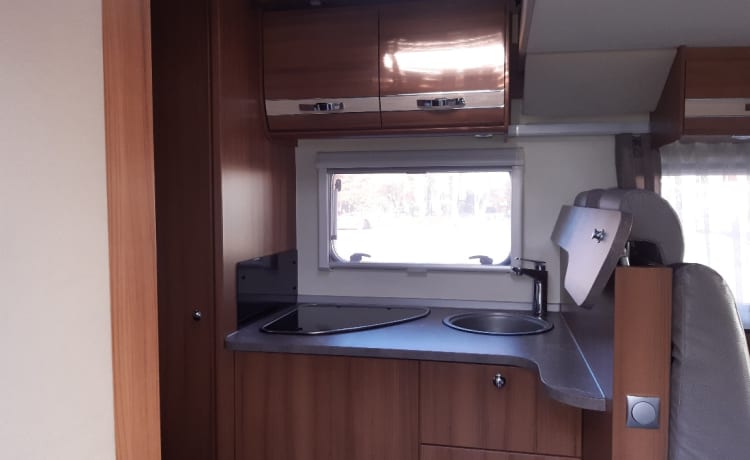 Vollständig eingerichteter 4er Camper Knaus MF mit 2x2 Betten, Klimaanlage