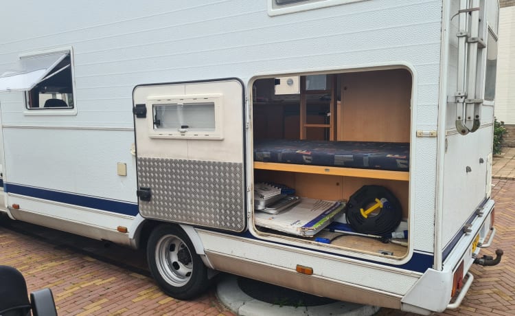 Grote Beer – 7p Chausson alkoofcamper uit 2002