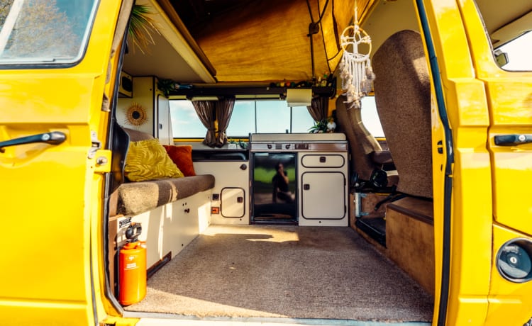 Simba – Geel retro volkswagenbusje met hefdak max 4P