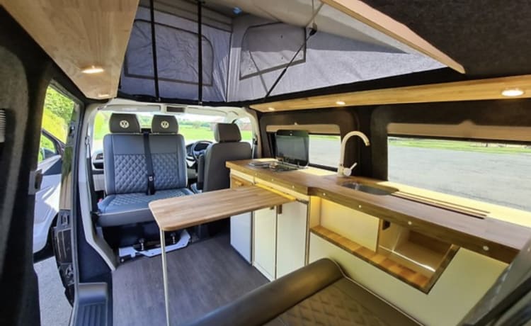 Luna – Beautiful 4 berth Volkswagen Transporter campervan