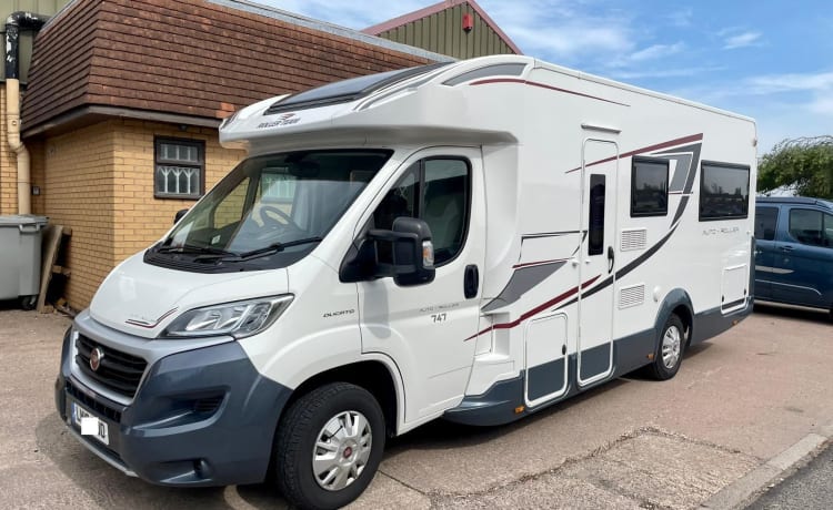 Rewind – Luxury Family Escape: Modern 6-Berth Motorhome ready for an adventure!