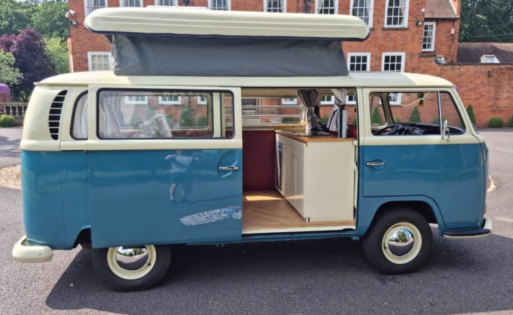 Daisy – Kultiger blauer VW Camper aus den 1970er Jahren