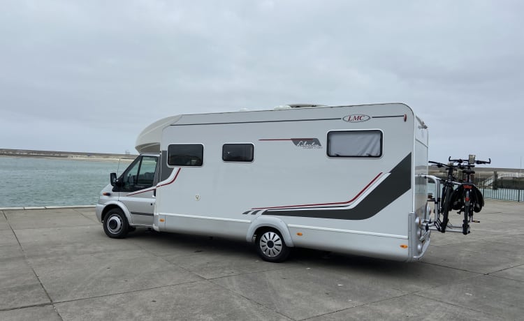 Very spacious LMC Camper with fully automatic hydraulics level system