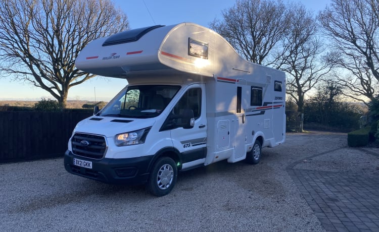 Lucy – Ford Roller Team Zafiro mit 6 Schlafplätzen