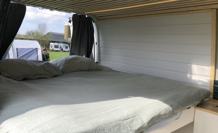 Camping-car Renault confortable pour 2 personnes hors réseau de 2002