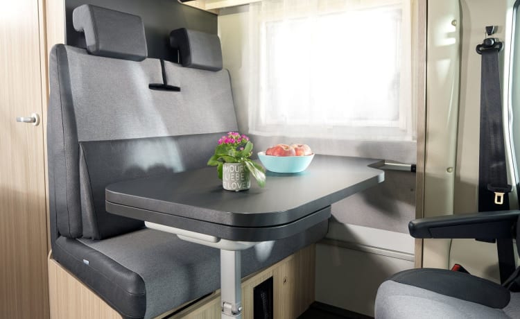 Luxurious and complete Sun Living S 70 SL 4-person family camper