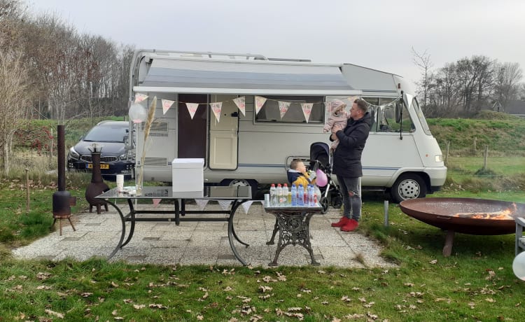 Hymer B584; la libertà, lusso, avventura e cane può venire avanti !!