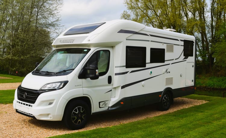 Clyde – 2020 4-Bett-Van, ideal für jede Familie / jedes Paar, die einen luxuriösen Roadtrip suchen