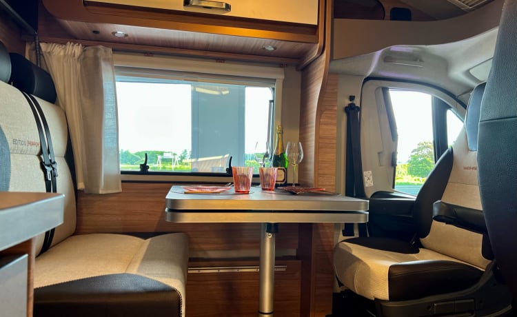 Weinsberg 600MF Pepper Edition – Very complete new 2 person semi-integrated camper (June 2022)