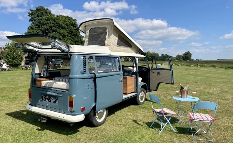 Bernard – Bellissimi camper del 1972 VW Early Bay a noleggio dallo Yorkshire