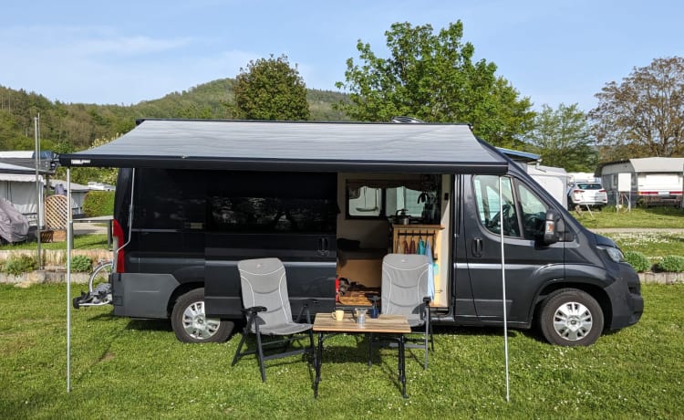 Onelove – Black Tinyhouse for your adventure.